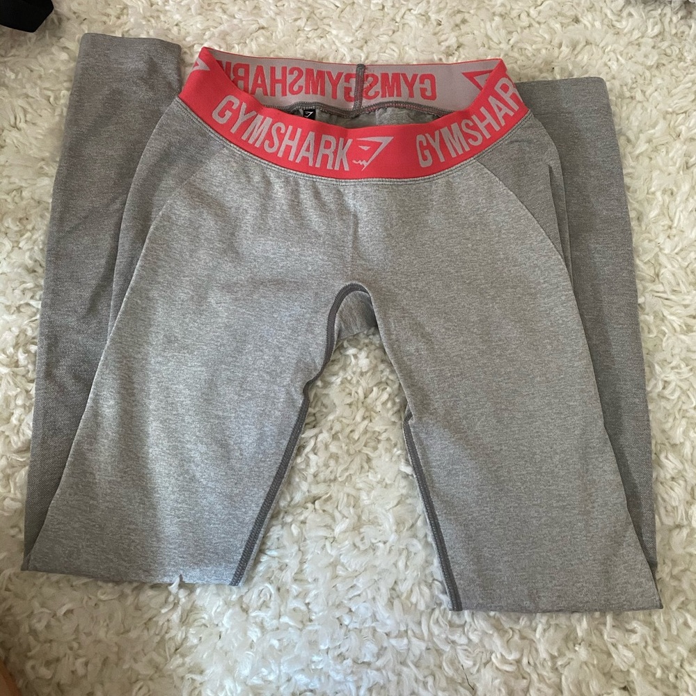 Gym shark leggings